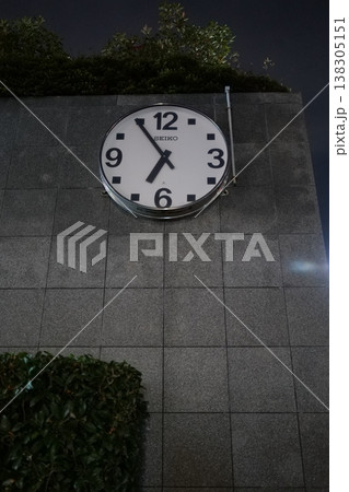 夜の街に浮かび上がる時計 138305151