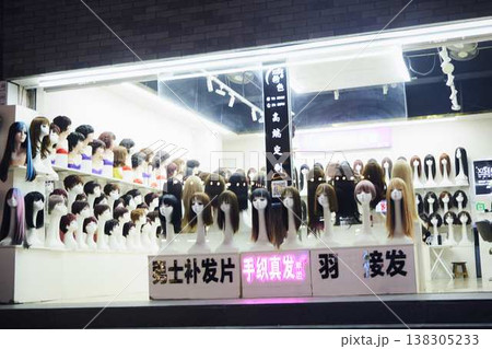 ファッション・美容業界向けのウィッグ（かつら）の展示と販売風景、深圳 138305233