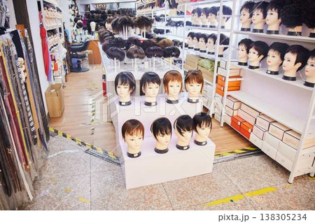 ファッション・美容業界向けのウィッグ(かつら)の展示と販売風景、深圳 ファッション・美容業界向けのウィッグ(かつら)の展示と販売風景、深圳 138305234