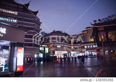 中国・深圳の繁華街に並ぶカラフルなネオンサインと店舗看板 中国・深圳の繁華街に並ぶカラフルなネオンサインと店舗看板 138305268