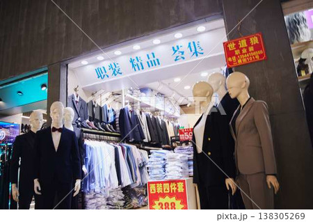 中国・深圳の繁華街に並ぶカラフルなネオンサインと店舗看板 中国・深圳の繁華街に並ぶカラフルなネオンサインと店舗看板 138305269