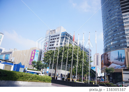 中国・深圳の都市風景と大型ショッピングモール、高層ビルが並ぶモダンな市街地 中国・深圳の都市風景と大型ショッピングモール、高層ビルが並ぶモダンな市街地 138305387