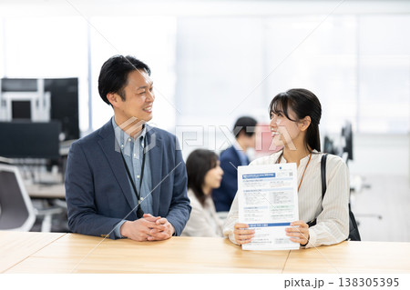 会話するマネージャーと営業職の社員 会話するマネージャーと営業職の社員 138305395