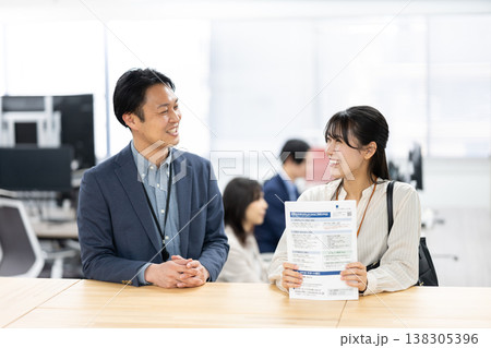 会話するマネージャーと営業職の社員 138305396