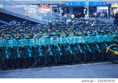 中国・深圳のシェアサイクルが並ぶ都市風景、スマートシティの公共自転車 138305434