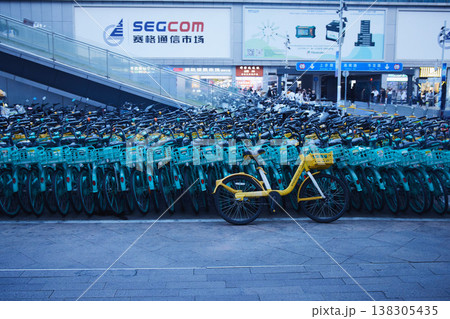 中国・深圳のシェアサイクルが並ぶ都市風景、スマートシティの公共自転車 138305435