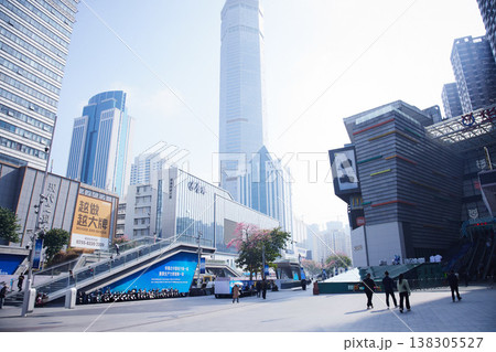 中国・深圳の都市風景と大型ショッピングモール、高層ビルが並ぶモダンな市街地 中国・深圳の都市風景と大型ショッピングモール、高層ビルが並ぶモダンな市街地 138305527