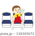 パイプ椅子に座って水分補給をするバスケ少年 138305672