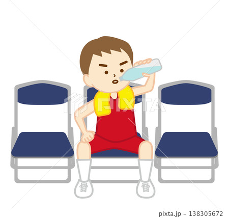 パイプ椅子に座って水分補給をするバスケ少年 パイプ椅子に座って水分補給をするバスケ少年 138305672