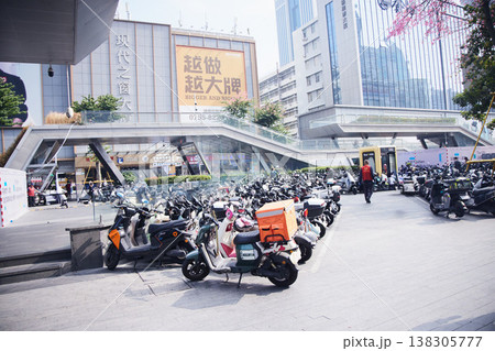 中国・深圳の都市風景と大型ショッピングモール、高層ビルが並ぶモダンな市街地 138305777