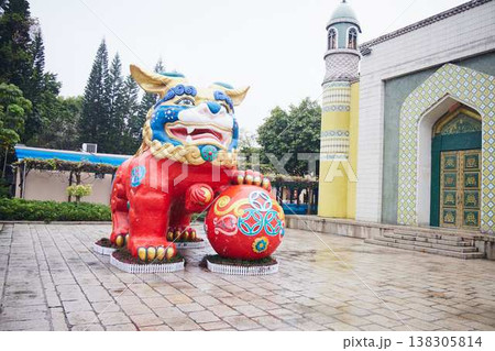 中国の伝統的な守護獣をモチーフにした鮮やかな配色のオブジェ 中国の伝統的な守護獣をモチーフにした鮮やかな配色のオブジェ 138305814