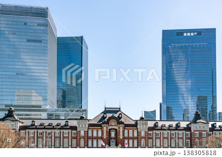 【東京都】青空が広がる春の東京駅と高層ビル群（令和8年3月） 138305818