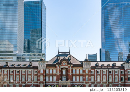 【東京都】青空が広がる春の東京駅と高層ビル群（令和8年3月） 138305819