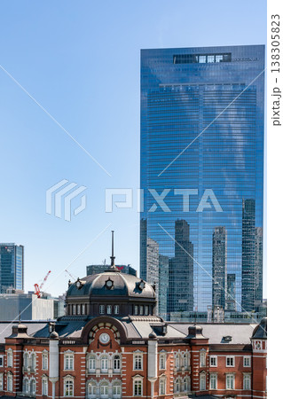 【東京都】青空が広がる春の東京駅と高層ビル群（令和8年3月） 138305823