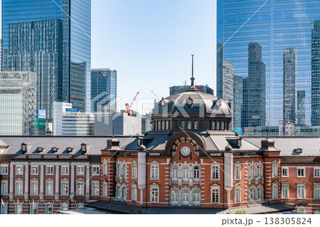 【東京都】青空が広がる春の東京駅と高層ビル群(令和8年3月) 【東京都】青空が広がる春の東京駅と高層ビル群(令和8年3月) 138305824