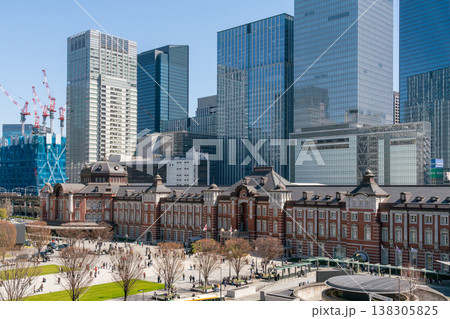 【東京都】青空が広がる春の東京駅と高層ビル群（令和8年3月） 138305825
