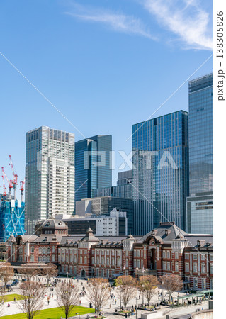 【東京都】青空が広がる春の東京駅と高層ビル群（令和8年3月） 138305826