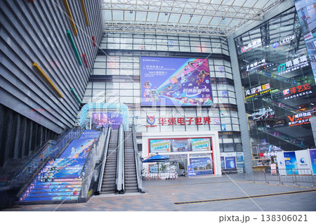 中国・深圳の華強電子世界ショッピングモール内部とエスカレーター、ハイテク電子市場 138306021