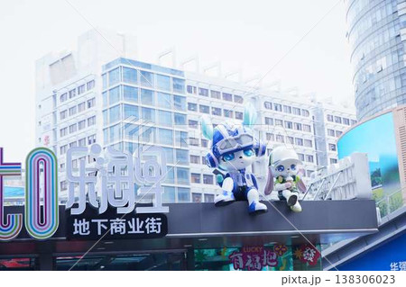 中国・深圳の華強電子世界ショッピングモール内部とエスカレーター、ハイテク電子市場 中国・深圳の華強電子世界ショッピングモール内部とエスカレーター、ハイテク電子市場 138306023