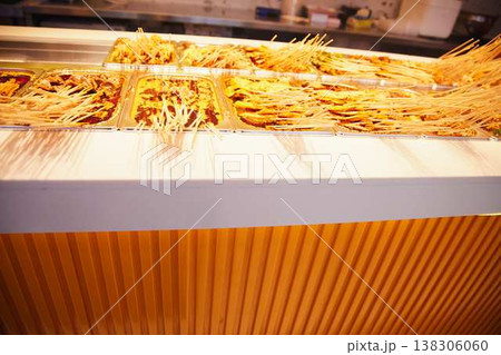 中国の串焼きストリートフードが並ぶ屋台カウンター、麻辣系スナックと竹串料理 中国の串焼きストリートフードが並ぶ屋台カウンター、麻辣系スナックと竹串料理 138306060