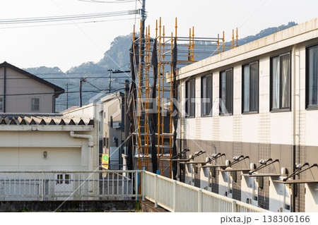 改装中の単身者アパートに足場が建てられている 改装中の単身者アパートに足場が建てられている 138306166