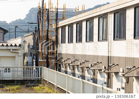 改装中の単身者アパートに足場が建てられている 138306167