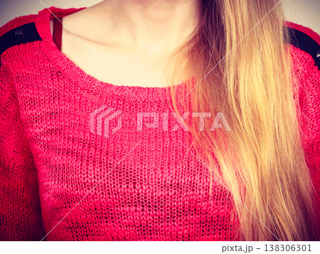 Healthy ends of straight long blonde hair Healthy ends of straight long blonde hair 138306301