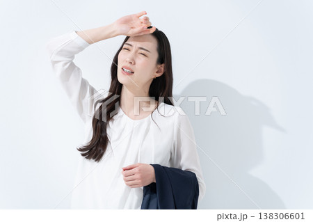 暑いビジネスウーマン 138306601