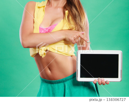 Pin up girl with tablet. Blank screen copyspace. 138306727