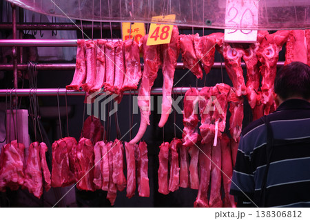 香港の市場の肉屋で売られる豚肉。牛肉や鶏肉より高級で高価。中国人は豚肉が大好きだ 138306812
