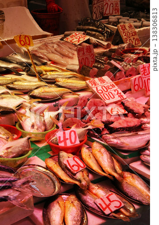 香港島北角の市場で売られる魚。日本ではなじみのない魚も多い 138306813