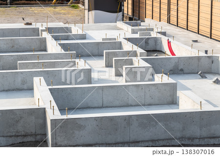 建設中の住宅の基礎工事 138307016
