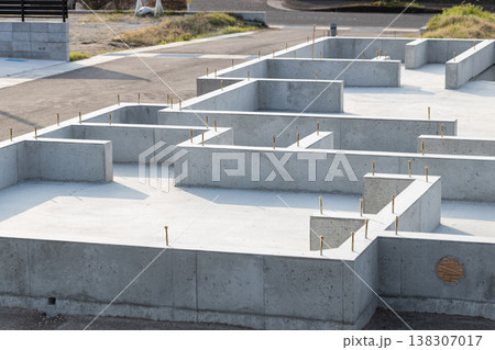 建設中の住宅の基礎工事 138307017