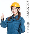グッドサインをする女性作業員 138307025