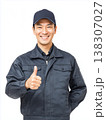 グッドサインをする男性作業員 138307027