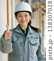 グッドサインをする女性作業員 138307028