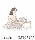 在宅でパソコン作業をする女性 138307392