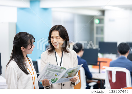 女性マネージャーと若手社員 138307443