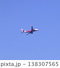 青空を飛ぶ旅客機 シンプルな空の背景 138307565