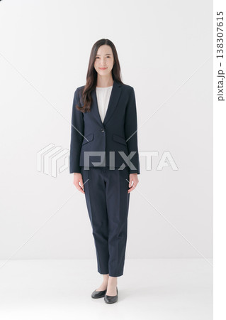 ビジネススーツの若い女性 138307615