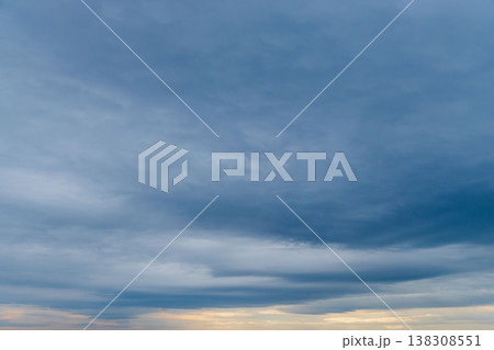 冬の朝のどんよりとした曇り空36 138308551