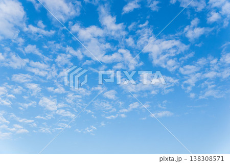 冬の朝の空にうろこ雲05 138308571