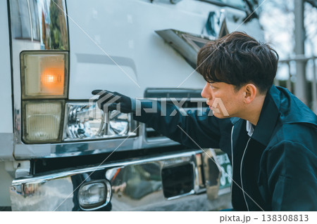 大型トラック　日常点検　灯火装置 138308813