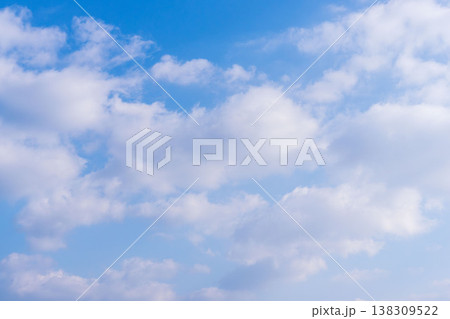 冬の空とふわふわの雲のクローズアップ16 冬の空とふわふわの雲のクローズアップ16 138309522