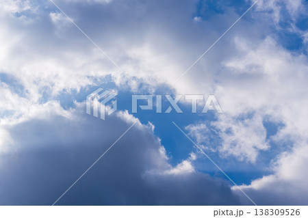 冬の空とふわふわの雲のクローズアップ20 冬の空とふわふわの雲のクローズアップ20 138309526