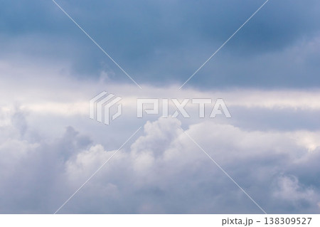 冬の山から見た曇り空と雲クローズアップ04 138309527