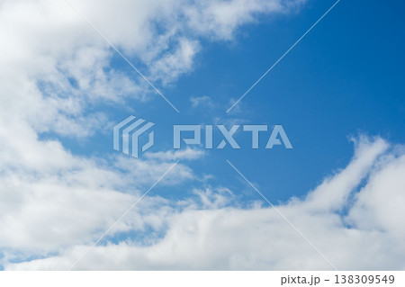 冬の山から見上げる青空と雲17 138309549