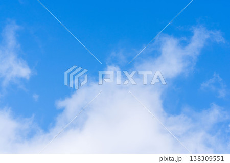 冬の山から見上げる青空と雲19 138309551
