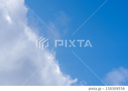 冬の山から見上げる青空と雲クローズアップ25 138309556