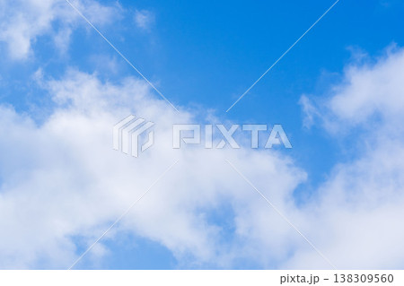 冬の山から見上げる青空と雲クローズアップ29 冬の山から見上げる青空と雲クローズアップ29 138309560